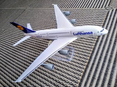 Modelfly, Airbus A380-800 Lufthansa, flot model af den massive Airbus A380 i Lufthansa farver
