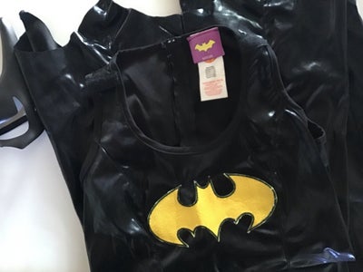 Batgirl udklædning, Flot Batgirl udklædning til f.eks sidste skoledag. Kappe, handsker, bælte, maske