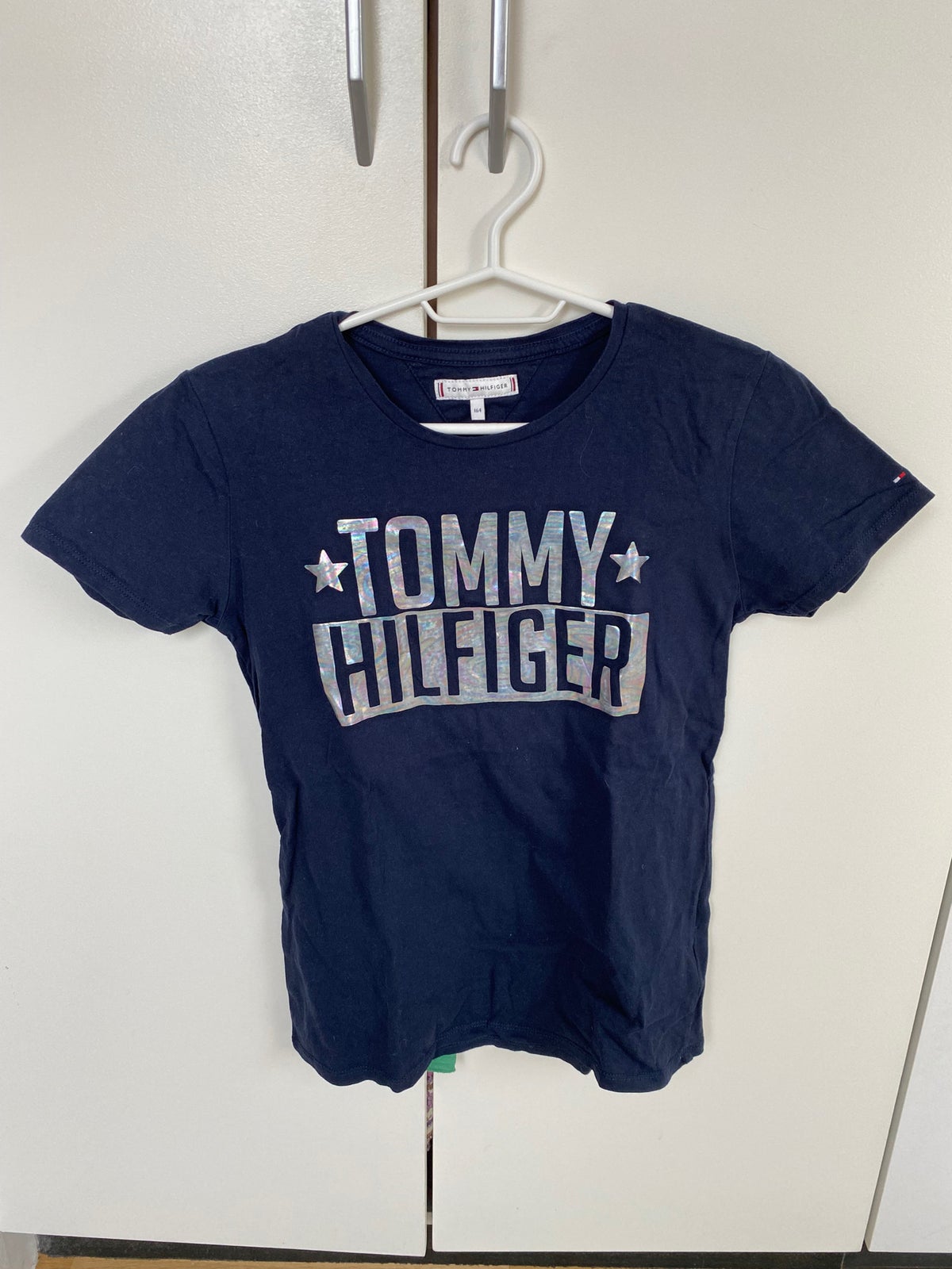T-shirt, T-shirt, Tommy Hilfiger – dba.dk – Køb Salg af Nyt og Brugt