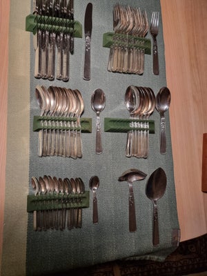 Sølvtøj, Bestik, Slotsmønster sølvplet, 12 knive
12 gafler 
12 dessert skeer
6 suppe skeer
13 teskee