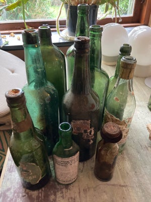Glas, Gamle grønne flasker, Super flotte dekorative gamle flasker i grønne nuancer. De er alle forsk