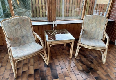 Kurvemøbler, bambus, anden størrelse, SOLGT.
Selve stolene er fine, men hynderne er slidte. Glasbord