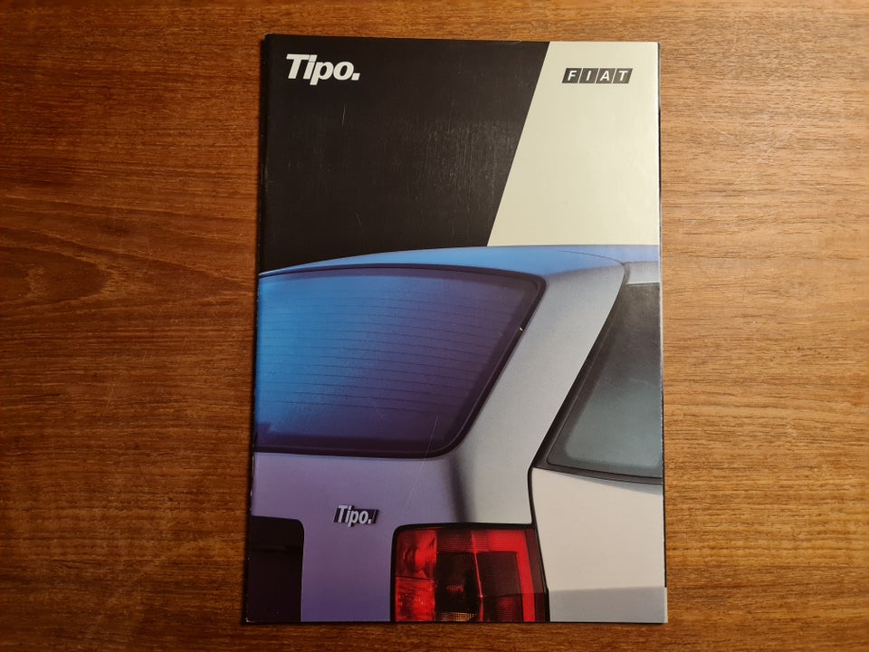 Fiat Tipo modelbrochure fra 1990.
36 sider i far...