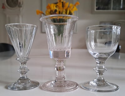 Glas, 3 gamle snapseglas 1820-1880, Nr. 106-135-143
dansk snerleglas
facetsleben dramglas med knap o