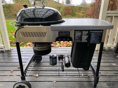 Kuglegrill, Weber Performer, Kuglegrill med bord og gas start 