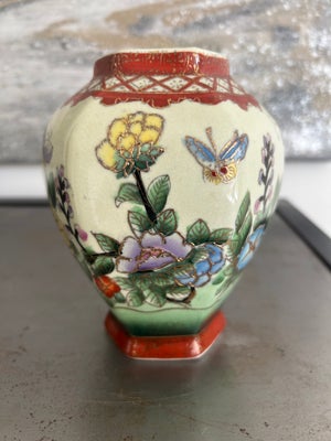 Orientalsk vase med smukke blomster og sommerfugle, Orientalsk vase med smukke blomster og sommerfug