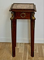 Piedestal bord, Mahogni med bronze monteringer, 100 år gl.