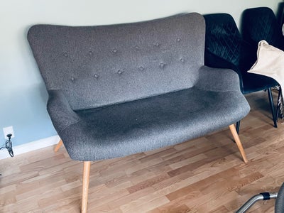 Sofa, stof, 2 pers. , I’m a, Lyse grå sofa
Høje 90x længere 130 cm
Fin stand - men har maling plet p