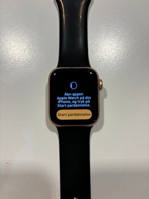 Smartwatch, Apple, Sælger mit Apple Watch Series 4 i rosaguld. Uret er 44mm og kommer med både en so