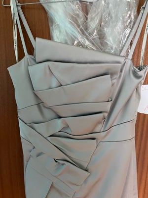 Festkjole, Karen Millen , str. M,  Sølv,  Silke,  Næsten som ny, Rigtig fin kjole. Kan bruges både m