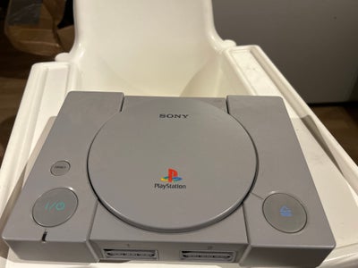 Playstation 1, Rimelig, Playstation 1 med 2 spil sælges. 
Byd 
