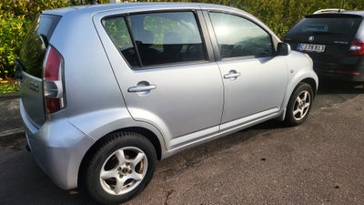 Daihatsu Sirion 2, 1,0 Premium, Benzin, 2009, sølvmetal, træk, nysynet, ABS, airbag, alarm, 5-dørs, 