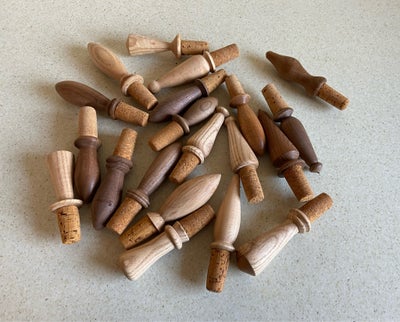 Vin, Vinlukker, 20 forskellige vinlukker/ stopper i træ med kork prop. De er hånd drejet. Længde fra