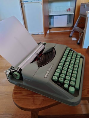 Skrivemaskine, Hermes Baby, Retro-skrivemaskine. Jeg har fået at vide at Hemingway skrev på sådan en