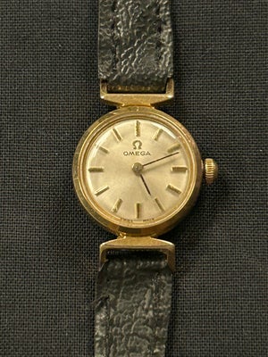 Dameur, Omega, Superfedt lille Omega dame model. Måler 19 mm. med krone. Manuelt optræk. Smuk vintag