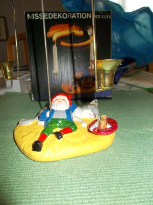 Retro Julepynt, Skøn julestage til 2 små lys. Fra Daells Varehus. Med nisse og kat der tager en lill