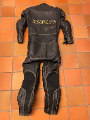 Dragt, BKS Leather, str. 172cm/72kg, Sort gul, Top performance heldragt. Fantastisk kvalitet det gør