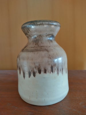 Keramik, Vase, Vintage 70'er vase

I stentøj

Intakt stand

Er signeret

Sender gerne for 58,-

Kera