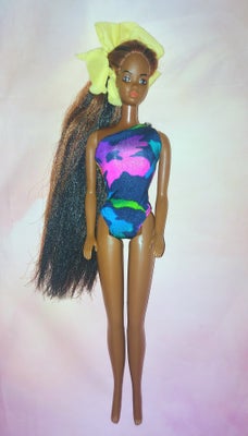 Barbie, Tropical AA Barbie fra 1985, Hun er i brugt ren stand. 

Tjek også mine andre annoncer. Mang