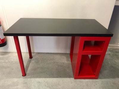 Skrivebord, Ikea, b: 120 d: 60 h: 72, Skrivebord fra Ikea i farverne sort og rød. 

God stand med en