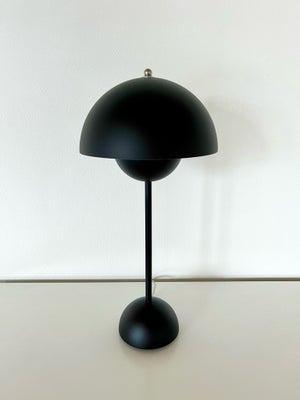 Lampe, Verner Panton, VP3 flowerpot bordlampe i mat sort - højde 49 cm og diameter 23 cm.
Standen næ