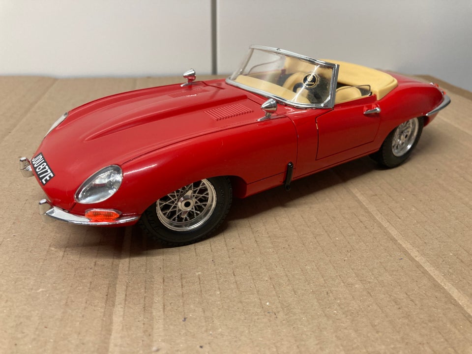 Modelbil, Jaguar E-type cabriolet 1961 1/18, skala 1:18