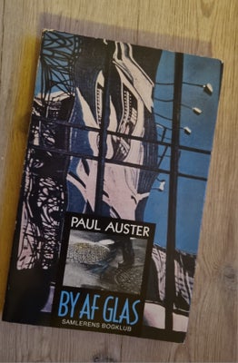 By af glas, Paul Auster, genre: roman, Samlerens Bogklub, 1988.

Hæftet bog i god stand. Lidt ydre s