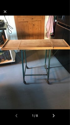 Rullebord, Fedt gammelt bord i industrielt udtryk med jern stel og træ. Bordet har 2 sammenklappelig