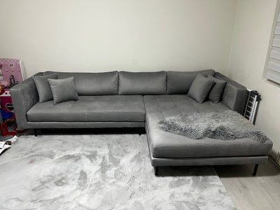 Chaiselong, Jeg sælger min elegante højrevendte chaiselong sofa i grå velour, der ikke kun tilbyder 