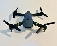 Drone med kamera, fjernbetjening og 2 batterier