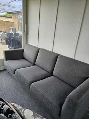 Sofa, stof, 3 pers., Der er 2 stk sofaer, begge har 3 sæder. 
Begge er for kun 4000kr
Det er næsten 