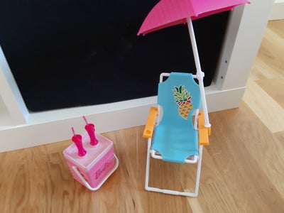 Barbie, strandsæt, Strandsæt med stol, parasol, køletaske og 2 drinks sælges.

Perfekt stand

Fra ik