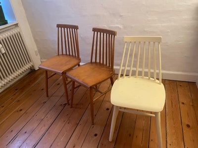 Spisebordsstol, Tre pindestole sælges. Den ene af stolene har fået maling. Stolene kan afhentes på N