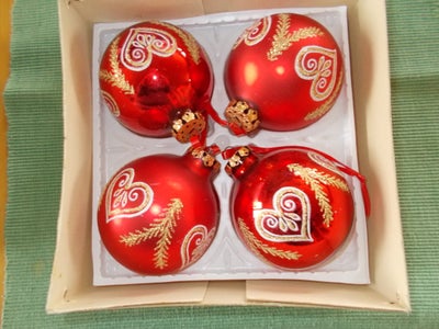 Retro Julepynt, 4 Store skønne gamle julekugler i glas.

Med fine hjerte/grankviste / guldglimmer.
A