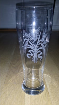Glas, Ølglas/Vandglas, Højde: 22 cm
Diameter: 8 cm
Bund: 6,5 cm
Kan indeholde 500 ml
Næsten ubrugt

