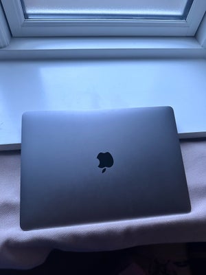 MacBook Pro, MacBook pro 13”, 2 GHz, God, Købt i 2017. Den højre piletast kan drille. Ellers fungere