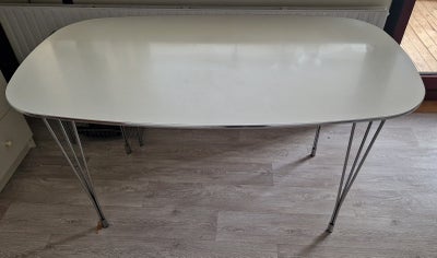 Spisebord, b: 81 l: 139, Spisebord, hvid med chrom ben, BxDxH: 139x81x72cm. 2 sorte stole medfølger.