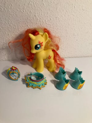 My Little Pony, Hasbro, 15 cm høj My little pony med støvler og kjole.
Håret trænger til at blive re