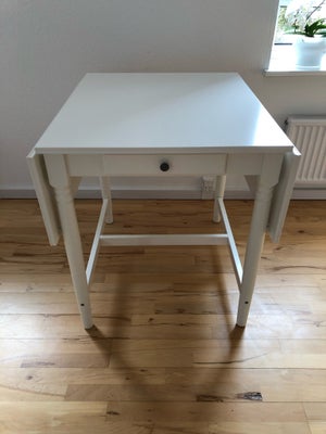 Spisebord, Ikea Ingatorp klapbord

Har ingen ridser men en enkelt lille har på ca et par millimeter 