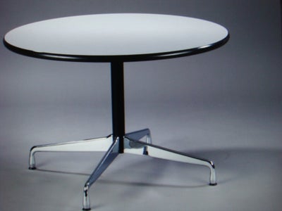Eames, Eames
3568 Charles Eames. Rundt spisebord, sortlakeret søjle og firpasfod i forkromet alumini