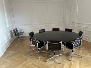 Eames Segmented Table og 10 EA 108 Konferencestole