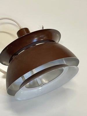 Pendel, Retro, Retro chokoladebrun pendel 
Sandsynligvis dansk design loftlampe 
Med brugsspor og sl