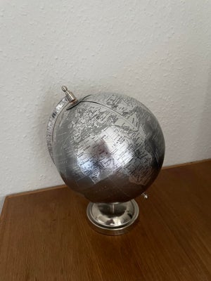 Globus, Globus i sølv. 
Materiale: beklædt med en slags papir i sølv. Trænger til at få lidt lim

Må