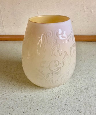 Glas, Vase, Stor tyk glas vase. Flot indgraveret motiv på siden. Vasen er mundblæst. Højde 21,5 cm. 