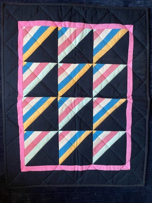 Patchwork quilt, Vintage, Flot vintage patchwork quilt med ophæng på bagsiden.
Måler 75x64cm