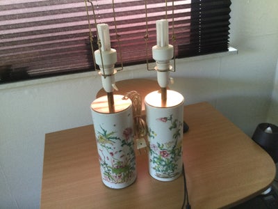 Anden bordlampe, Ukendt, Kinesisk inspireret bordlamper 57 cm.høje uden skærm
Den ene mere tung en d