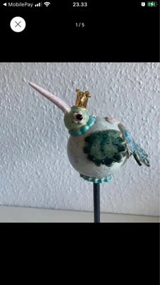 Fugl stentøj kunst, Kunstfugl i stentøj. Kongefugl med den smukkeste guld kongekrone.

Kunsthåndværk