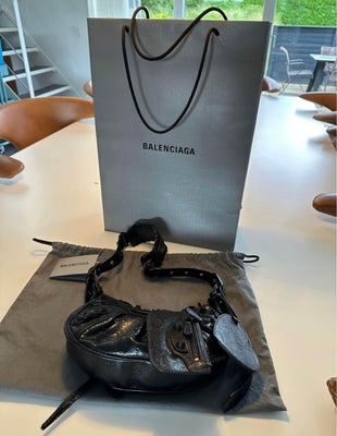 Skuldertaske, Balenciaga, læder, Balenciaga Le Gagole XS i sort med sorte nitter fra sep. 2022 som n