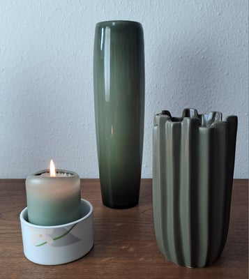 Vaser, Art déco & vintage, Tænk grønt 

Vintage håndlavet glasvase i mørke grøn. 
Høj og rank (30 cm