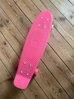 Skateboard, Lille skateboard. Se nogle brugspor. Stadig fint oh til meget mere leg. 

Sendes ikke. 